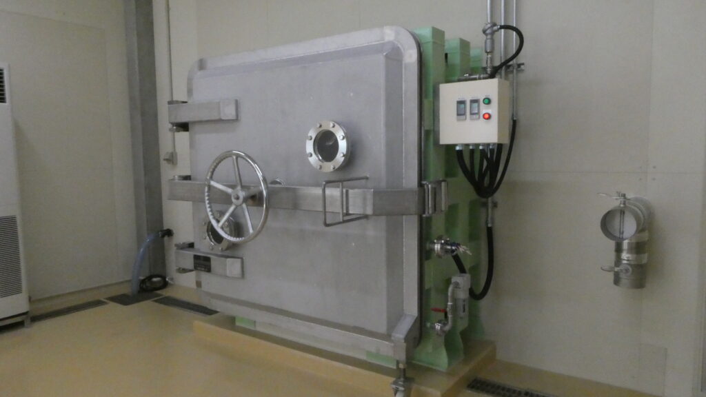 日本カラー工業の棚段真空乾燥機